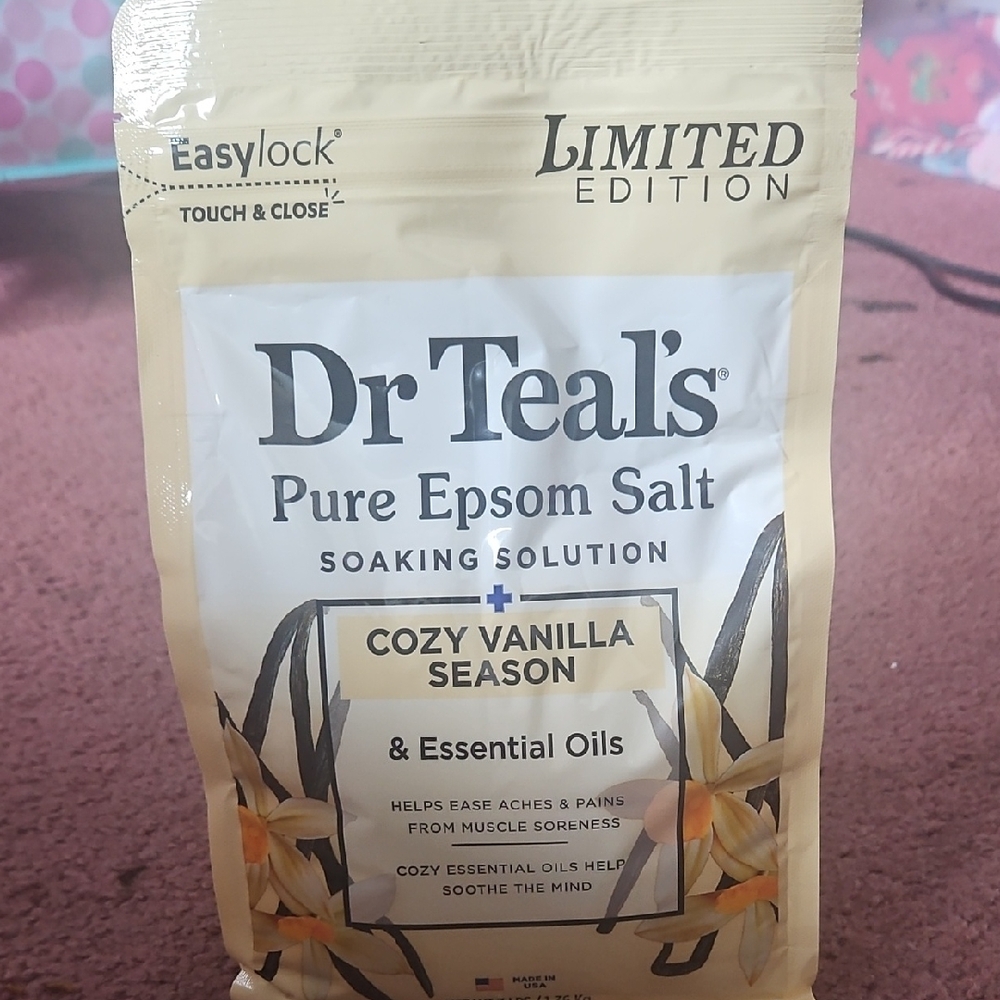Cream and Black Bath Soak with Botanical Elegance